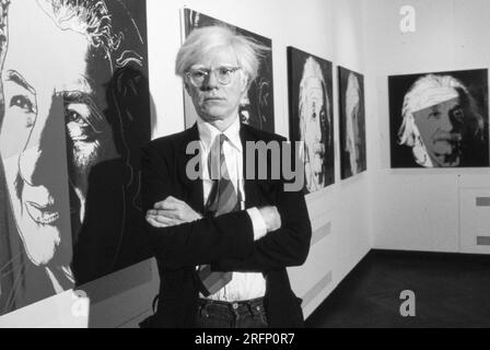 Andy Warhol in einer New Yorker Galerie mit seinen Kunstporträts 1975. Warhol war ein amerikanischer bildender Künstler, Filmregisseur, Produzent und führende Figur in der Pop-Art-Bewegung. Seine Werke untersuchen die Beziehung zwischen künstlerischem Ausdruck, Werbung und Prominentenkultur, die in den 1960er Jahren florierte, und umfassen eine Vielzahl von Medien, einschließlich Malerei, Siebdruck, Fotografie, Film, Und Skulptur. Zu seinen bekanntesten Werken gehören die Siebdruckgemälde Campbells Suppendosen und Marilyn Diptych. Foto von Bernard Gotfryd Stockfoto