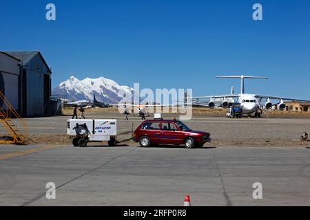 Aercon Batterieladegerät, Anhänger und Flugzeuge, Außenhänger am Flughafen El Alto / La Paz LPB, Mt Illimani im Hintergrund, El Alto, Bolivien Stockfoto