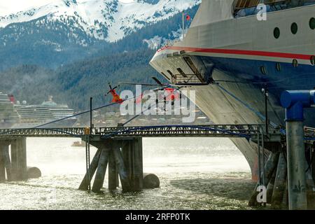 JUNEAU, ALASKA - 6. Mai 2023: Die Stadt Juneau ist die Hauptstadt von Alaska. Die Bevölkerung von Juneau kann um etwa 6.000 Menschen von Kreuzfahrtschiffen aus wachsen Stockfoto