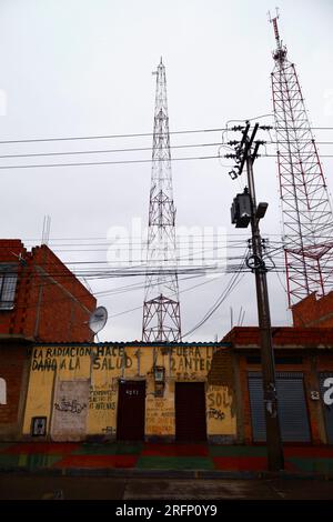 Graffiti protestiert gegen mögliche gesundheitliche Auswirkungen von Strahlung in der Nähe von Radio- und Mobilfunkmasten und fordert ihre Entfernung, El Alto, Bolivien Stockfoto