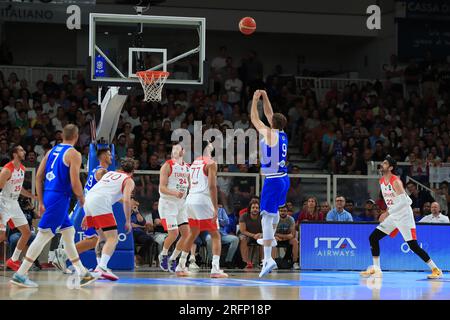 4. August 2023; BLM Group Arena, Trento, Trentino, Italien: Trentino Basket Cup Italien gegen Türkei; Stefano Tonut (ITA) trifft Stockfoto