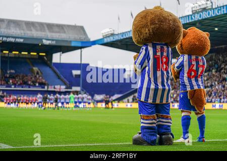 Sheffield, Großbritannien. 04. Aug. 2023. Sheffield Wednesday Mascots Ozzie und Barney anlässlich der Hommage an Trevor Francis und Chris Bart-Williams vor dem Sheffield Wednesday FC vs Southampton FC EFL Championship Match im Hillsborough Stadium, Sheffield, Großbritannien am 4. August 2023 Credit: Every Second Media/Alamy Live News Stockfoto