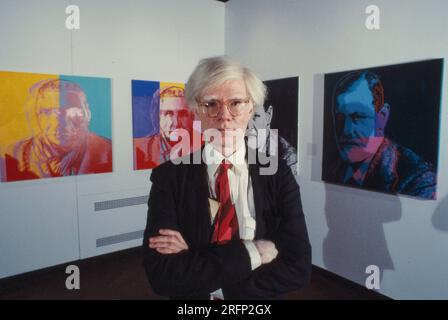 Andy Warhol in einer New Yorker Galerie mit seinen Kunstporträts 1975. Warhol war ein amerikanischer bildender Künstler, Filmregisseur, Produzent und führende Figur in der Pop-Art-Bewegung. Seine Werke untersuchen die Beziehung zwischen künstlerischem Ausdruck, Werbung und Prominentenkultur, die in den 1960er Jahren florierte, und umfassen eine Vielzahl von Medien, einschließlich Malerei, Siebdruck, Fotografie, Film, Und Skulptur. Zu seinen bekanntesten Werken gehören die Siebdruckgemälde Campbells Suppendosen und Marilyn Diptych. Foto von Bernard Gotfryd Stockfoto