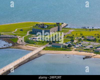 Fort Rodman und Clarks Point Lighthouse aus der Vogelperspektive am Fort Taber Park an der Mündung des Acushnet River im Hafen von New Bedford, Massachusetts, MA, USA. Stockfoto