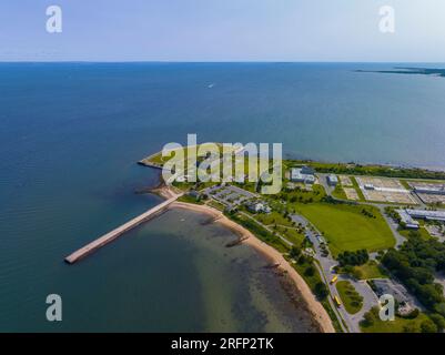 Fort Rodman und Clarks Point Lighthouse aus der Vogelperspektive am Fort Taber Park an der Mündung des Acushnet River im Hafen von New Bedford, Massachusetts, MA, USA. Stockfoto