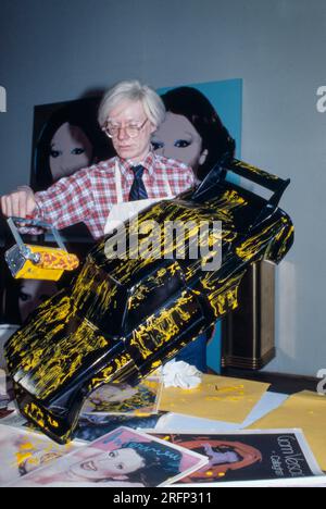 Andy Warhol malt ein Modellauto in einer Aufführung in New York im Jahr 1978. Warhol war ein amerikanischer bildender Künstler, Filmregisseur, Produzent und führende Figur in der Pop-Art-Bewegung. Seine Werke untersuchen die Beziehung zwischen künstlerischem Ausdruck, Werbung und Prominentenkultur, die in den 1960er Jahren florierte, und umfassen eine Vielzahl von Medien, einschließlich Malerei, Siebdruck, Fotografie, Film, Und Skulptur. Zu seinen bekanntesten Werken gehören die Siebdruckgemälde Campbells Suppendosen und Marilyn Diptych. Foto von Bernard Gotfryd Stockfoto