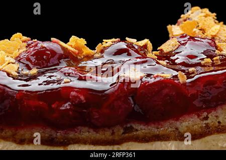 Nahaufnahme von Kirschkuchen, auf Schwarz Stockfoto