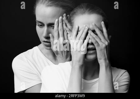 Er leidet an Halluzinationen. Doppelbelichtung mit Frauenfotos auf dunklem Hintergrund, Schwarzweiß-Effekt Stockfoto