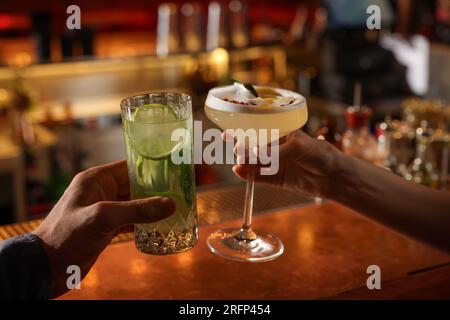 Leute halten Gläser mit frischen Cocktails an der Bar, Nahaufnahme Stockfoto