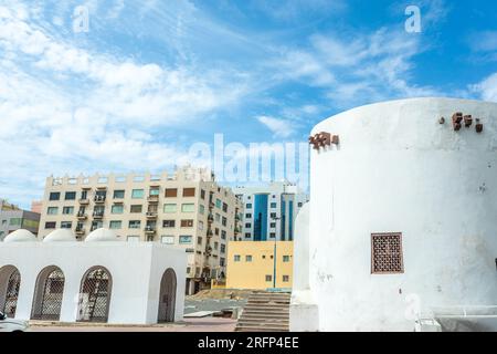 Die alte Stadtfestung Al-Balad mit modernen Gebäuden, Dschidda, Saudi-Arabien Stockfoto