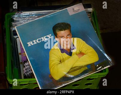 Eine Kopie des Albums „Ricky“ aus dem Jahr 1957, dem Debütalbum des Pop- und Rock- und Roll-Sängers Ricky Nelson, zum Verkauf in einem Antiquitätenladen. Stockfoto