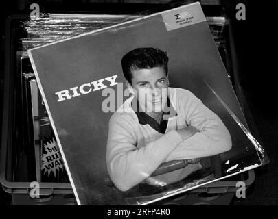 Eine Kopie des Albums „Ricky“ aus dem Jahr 1957, dem Debütalbum des Pop- und Rock- und Roll-Sängers Ricky Nelson, zum Verkauf in einem Antiquitätenladen. Stockfoto