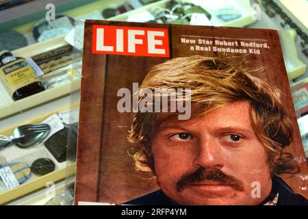 Eine Ausgabe des Magazins Life vom 6. Februar 1970 mit einer Titelgeschichte über den Filmschauspieler Robert Redford, zum Verkauf in einem Antiquitätenladen. Stockfoto