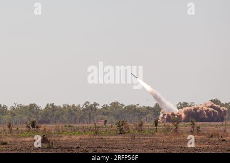 USA Soldaten des 1. Bataillons, des 3. Artilleriegesiments, der 17. Artilleriebrigade starten am 27. Juli 2023 das Army Tactical Missile System (ATACMS) aus dem M142 High Mobility Artillery Raketensystem (HIMARS) in Delamere, Northern Territory, Australien, zur Unterstützung von Talisman Sabre 2023. Talisman Sabre ist die größte bilaterale Militäraktion zwischen Australien und den Vereinigten Staaten, die ein freies und offenes Indo-Pacific vorantreibt, indem die Beziehungen und die Interoperabilität zwischen wichtigen Verbündeten gestärkt und unsere kollektiven Fähigkeiten verbessert werden, um auf eine breite Palette potenzieller Sicherheitsmaßnahmen zu reagieren Stockfoto