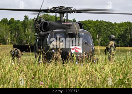 Mitglieder des 3. Batallion, 238. Air Regiment, führen vor dem Abflug am 25. Juli 2023 im Camp James A. Garfield Joint Military Training Center, Ohio, vor dem Abflug vor dem Flug Kontrollen an einem UH-60L Black Hawk Médevac Helikopter durch. Die Flugbesatzung führte bei einer Übung zur Kampfbereitschaft und Fähigkeit, ihre taktischen Fähigkeiten zu verändern, um sich an die Mission anzupassen, eine Einführungsschulung mit 910. Sicherheitskräften der Staffelverteidiger durch. (USA Air Force Foto von Staff Sgt. Christina Russo) Stockfoto