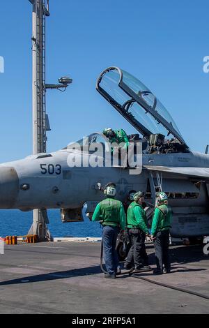 IM INDISCHEN OZEAN (4. August 2023) bereiten Seeleute ein EA-18G Growler vor, das an das Shadowhawks of Electronic Attack Squadron (VAQ) 141 angeschlossen ist, für den Flugbetrieb in den USA Der einzige Flugzeugträger der Navy, USS Ronald Reagan (CVN 76), im Indischen Ozean, am 4. August 2023. Die Hauptaufgabe der EA-18G Growlers ist es, die Kommunikation zwischen den Einheiten im Kampf durch den Einsatz elektronischer Kriegsführung zu stören. Ronald Reagan, das Flaggschiff der Carrier Strike Group 5, stellt eine kampfbereite Truppe bereit, die die Vereinigten Staaten schützt und verteidigt und Bündnisse, Partnerschaften und Kollektivbündnisse unterstützt Stockfoto