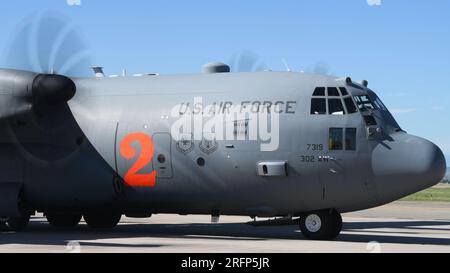 PETERSON SPACE FORCE BASE, FARB. -- Ein 302. Airlift-Flügel C-130H, ausgestattet mit einem US-Luftschiff Forest Service Modular Airborne Fiighting System Einheit bereitet sich auf den Start auf der Peterson Space Force Base, Colorado, 4. August 2023 vor. Das Flugzeug wurde zur Brandbekämpfung in der Nähe von Klamath Falls, Oregon, eingesetzt. (Foto der United States Air Force von Tech. Sgt. Justin Norton) Stockfoto
