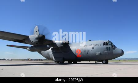 PETERSON SPACE FORCE BASE, FARB. -- Ein 302. Airlift-Flügel C-130H, ausgestattet mit einem US-Luftschiff Forest Service Modular Airborne Fiighting System Einheit bereitet sich auf den Start auf der Peterson Space Force Base, Colorado, 4. August 2023 vor. Das Flugzeug wurde zur Brandbekämpfung in der Nähe von Klamath Falls, Oregon, eingesetzt. (Foto der United States Air Force von Tech. Sgt. Justin Norton) Stockfoto