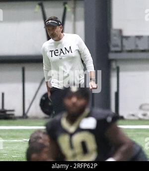 Metairie, USA. 04. Aug. 2023. Der Cheftrainer Dennis Allen geht am Freitag, den 4. August 2023, während des Trainingslagers der New Orleans Saints im Ochsner Sports Performance Center Indoor Facility in Metairie, Louisiana, auf dem Spielfeld spazieren. (Foto: Peter G. Forest/Sipa USA) Kredit: SIPA USA/Alamy Live News Stockfoto