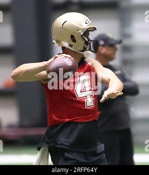 Metairie, USA. 04. Aug. 2023. Quarterback Derek Carr (4) versucht am Freitag, den 4. August 2023, während des Trainingslagers der New Orleans Saints im Ochsner Sports Performance Center Indoor Facility in Metairie, Louisiana, einen Pass zu erhalten. (Foto: Peter G. Forest/Sipa USA) Kredit: SIPA USA/Alamy Live News Stockfoto