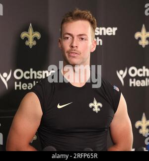 Metairie, USA. 04. Aug. 2023. Quarterback Jake Haener (14) spricht am Freitag, den 4. August 2023, im Trainingslager der New Orleans Saints im Ochsner Sports Performance Center Indoor Facility in Metairie, Louisiana, zu den Medien. (Foto: Peter G. Forest/Sipa USA) Kredit: SIPA USA/Alamy Live News Stockfoto