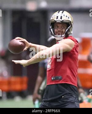 Metairie, USA. 04. Aug. 2023. Quarterback Derek Carr (4) versucht am Freitag, den 4. August 2023, während des Trainingslagers der New Orleans Saints im Ochsner Sports Performance Center Indoor Facility in Metairie, Louisiana, einen Pass zu erhalten. (Foto: Peter G. Forest/Sipa USA) Kredit: SIPA USA/Alamy Live News Stockfoto