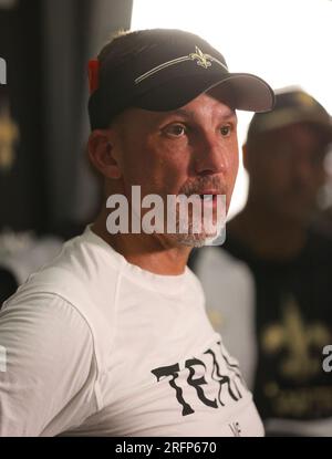 Metairie, USA. 04. Aug. 2023. Cheftrainer Dennis Allen spricht am Freitag, den 4. August 2023, im Trainingslager der New Orleans Saints im Ochsner Sports Performance Center Indoor Facility in Metairie, Louisiana, zu den Medien. (Foto: Peter G. Forest/Sipa USA) Kredit: SIPA USA/Alamy Live News Stockfoto