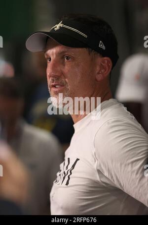 Metairie, USA. 04. Aug. 2023. Cheftrainer Dennis Allen spricht am Freitag, den 4. August 2023, im Trainingslager der New Orleans Saints im Ochsner Sports Performance Center Indoor Facility in Metairie, Louisiana, zu den Medien. (Foto: Peter G. Forest/Sipa USA) Kredit: SIPA USA/Alamy Live News Stockfoto