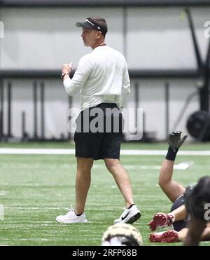 Metairie, USA. 04. Aug. 2023. Der Cheftrainer Dennis Allen geht am Freitag, den 4. August 2023, während des Trainingslagers der New Orleans Saints im Ochsner Sports Performance Center Indoor Facility in Metairie, Louisiana, auf dem Spielfeld spazieren. (Foto: Peter G. Forest/Sipa USA) Kredit: SIPA USA/Alamy Live News Stockfoto