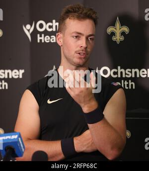 Metairie, USA. 04. Aug. 2023. Quarterback Jake Haener (14) spricht am Freitag, den 4. August 2023, im Trainingslager der New Orleans Saints im Ochsner Sports Performance Center Indoor Facility in Metairie, Louisiana, zu den Medien. (Foto: Peter G. Forest/Sipa USA) Kredit: SIPA USA/Alamy Live News Stockfoto