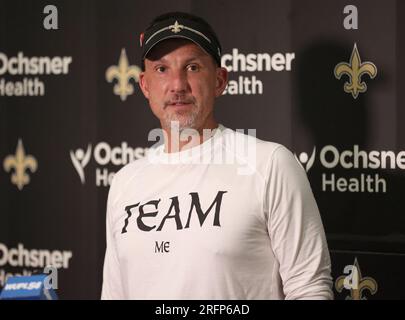 Metairie, USA. 04. Aug. 2023. Cheftrainer Dennis Allen spricht am Freitag, den 4. August 2023, im Trainingslager der New Orleans Saints im Ochsner Sports Performance Center Indoor Facility in Metairie, Louisiana, zu den Medien. (Foto: Peter G. Forest/Sipa USA) Kredit: SIPA USA/Alamy Live News Stockfoto