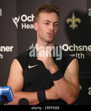 Metairie, USA. 04. Aug. 2023. Quarterback Jake Haener (14) spricht am Freitag, den 4. August 2023, im Trainingslager der New Orleans Saints im Ochsner Sports Performance Center Indoor Facility in Metairie, Louisiana, zu den Medien. (Foto: Peter G. Forest/Sipa USA) Kredit: SIPA USA/Alamy Live News Stockfoto