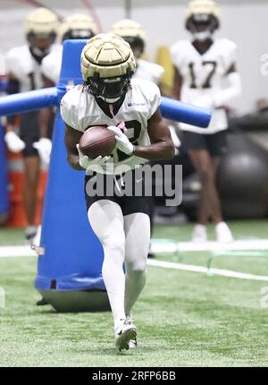 Metairie, USA. 04. Aug. 2023. Der Wide Receiver Rashid Shaheed (22) erhält am Freitag, den 4. August 2023, einen Pass während des Trainingslagers der New Orleans Saints im Ochsner Sports Performance Center Indoor Facility in Metairie, Louisiana. (Foto: Peter G. Forest/Sipa USA) Kredit: SIPA USA/Alamy Live News Stockfoto