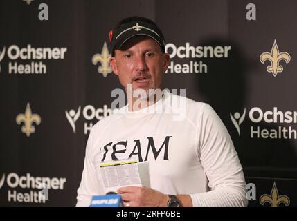 Metairie, USA. 04. Aug. 2023. Cheftrainer Dennis Allen spricht am Freitag, den 4. August 2023, im Trainingslager der New Orleans Saints im Ochsner Sports Performance Center Indoor Facility in Metairie, Louisiana, zu den Medien. (Foto: Peter G. Forest/Sipa USA) Kredit: SIPA USA/Alamy Live News Stockfoto