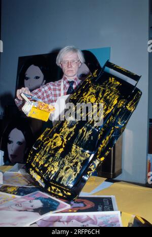 Andy Warhol malt ein Modellauto in einer Aufführung in New York im Jahr 1978. Warhol war ein amerikanischer bildender Künstler, Filmregisseur, Produzent und führende Figur in der Pop-Art-Bewegung. Seine Werke untersuchen die Beziehung zwischen künstlerischem Ausdruck, Werbung und Prominentenkultur, die in den 1960er Jahren florierte, und umfassen eine Vielzahl von Medien, einschließlich Malerei, Siebdruck, Fotografie, Film, Und Skulptur. Zu seinen bekanntesten Werken gehören die Siebdruckgemälde Campbells Suppendosen und Marilyn Diptych. Foto von Bernard Gotfryd Stockfoto