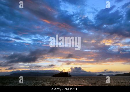 Die pulsierende Abenddämmerung über Alcatraz Island, Kalifornien. Stockfoto