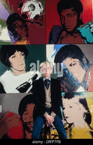 Andy Warhol in einer New Yorker Galerie mit seinen Kunstporträts 1975. Warhol war ein amerikanischer bildender Künstler, Filmregisseur, Produzent und führende Figur in der Pop-Art-Bewegung. Seine Werke untersuchen die Beziehung zwischen künstlerischem Ausdruck, Werbung und Prominentenkultur, die in den 1960er Jahren florierte, und umfassen eine Vielzahl von Medien, einschließlich Malerei, Siebdruck, Fotografie, Film, Und Skulptur. Zu seinen bekanntesten Werken gehören die Siebdruckgemälde Campbells Suppendosen und Marilyn Diptych. Foto von Bernard Gotfryd Stockfoto