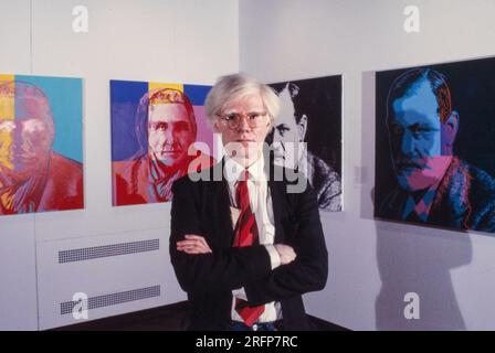 Andy Warhol in einer New Yorker Galerie mit seinen Kunstporträts 1975. Warhol war ein amerikanischer bildender Künstler, Filmregisseur, Produzent und führende Figur in der Pop-Art-Bewegung. Seine Werke untersuchen die Beziehung zwischen künstlerischem Ausdruck, Werbung und Prominentenkultur, die in den 1960er Jahren florierte, und umfassen eine Vielzahl von Medien, einschließlich Malerei, Siebdruck, Fotografie, Film, Und Skulptur. Zu seinen bekanntesten Werken gehören die Siebdruckgemälde Campbells Suppendosen und Marilyn Diptych. Foto von Bernard Gotfryd Stockfoto