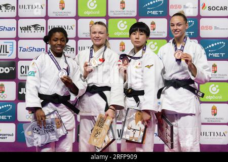 Budapest, Funakubo Haruka aus Japan und Daria Bilodid aus der Ukraine (L bis R) posieren während der Medaillenverleihung für Frauen -57kg bei den Judo Hungary Masters 2023 in Budapest. 4. Aug. 2023. Sarah Leonie Cysique aus Frankreich, Jessica Klimkait aus Kanada, Funakubo Haruka aus Japan und Daria Bilodid aus der Ukraine (L bis R) stellen sich bei der Medaillenverleihung für Frauen -57kg auf der Judo Hungary Masters 2023 in Budapest, Ungarn, am 4. August 2023. Kredit: Attila Volgyi/Xinhua/Alamy Live News Stockfoto