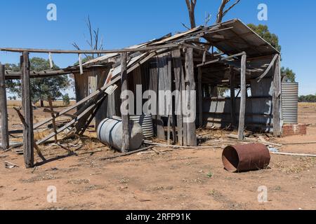 Ruinen eines alten Bauernhofs mit einem Wellpanzer unter klarem blauen Himmel im Campbells Forest in Central Victoria, Australien Stockfoto