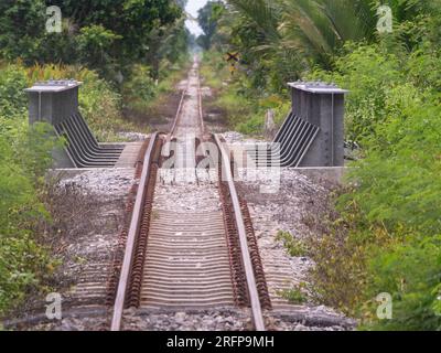 Kleine Eisenbahnbrücke auf der Bahnlinie Ban Laem - Mae Klong in Thailand, die durch dünn besiedelte Gebiete zwischen Ban Laem in Samut Sakhon und verläuft Stockfoto