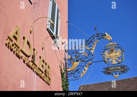 Sipplingen Am Bodensee, Deutschland. 03. Aug. 2023. Das ehemalige Hotel Adler mit dem Klostergasthof ist nur wenige hundert Meter vom Rathaus entfernt. Auf dem Höhepunkt der Flüchtlingswelle im Jahr 2015 mietete der Bodensee-Bezirk ein Hotel für Flüchtlinge - aber dort lebte nie jemand. Kredit: Felix Kästle/dpa/Alamy Live News Stockfoto
