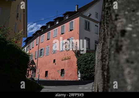 Sipplingen Am Bodensee, Deutschland. 03. Aug. 2023. Das ehemalige Hotel Adler mit dem Klostergasthof ist nur wenige hundert Meter vom Rathaus entfernt. Auf dem Höhepunkt der Flüchtlingswelle im Jahr 2015 mietete der Bodensee-Bezirk ein Hotel für Flüchtlinge - aber dort lebte nie jemand. Kredit: Felix Kästle/dpa/Alamy Live News Stockfoto
