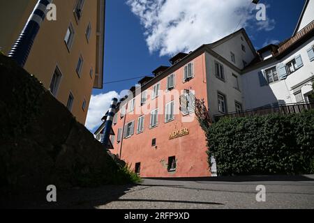 Sipplingen Am Bodensee, Deutschland. 03. Aug. 2023. Das ehemalige Hotel Adler mit dem Klostergasthof ist nur wenige hundert Meter vom Rathaus entfernt. Auf dem Höhepunkt der Flüchtlingswelle im Jahr 2015 mietete der Bodensee-Bezirk ein Hotel für Flüchtlinge - aber dort lebte nie jemand. Kredit: Felix Kästle/dpa/Alamy Live News Stockfoto