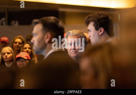 Kari Lake und Steven Bannon beim America Fest 2022 Stockfoto