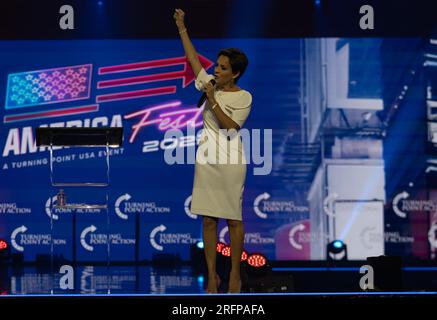 Kari Lake und Steven Bannon beim America Fest 2022 Stockfoto