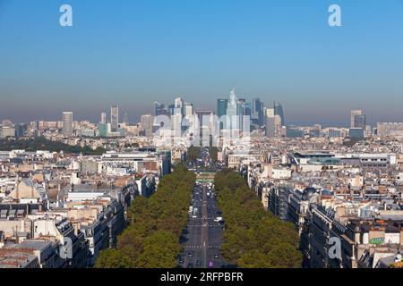 Paris, Frankreich - September 07 2016: Blick auf die Avenue de la Grande Armée mit dem Finanzviertel La Défense im Hintergrund. Stockfoto