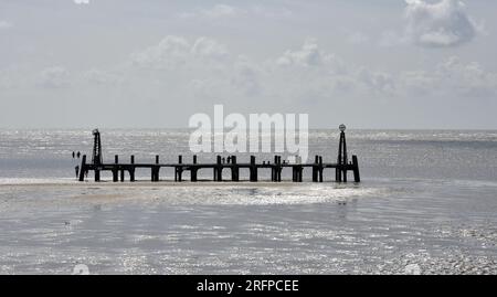 Überreste des alten St. Anne's Pier am Sandstrand von St. Anne's on Sea, Lancashire, Großbritannien; Flut in, Gezeiten, das Meer Stockfoto