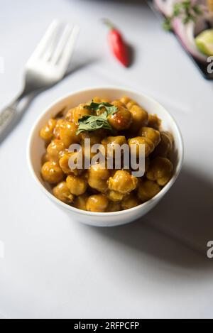 Gesundes Essen Kichererbsen Masala in einer Schüssel serviert. Nahaufnahme, selektiver Fokus. Stockfoto