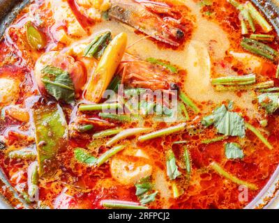 Die berühmte thailändische Suppe, tom Yam Kung, eine heiße und saure Suppe mit Garnelen und Kräutern, beliebt bei Touristen in Thailand sowie bei Thailändern. Stockfoto